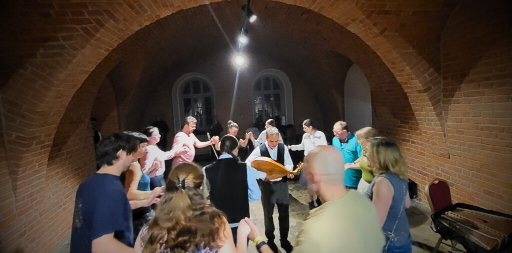 Kapela Szépszerével grająca muzykę czango na Festiwalu Wszystkie Mazurki Świata 2026 w Warszawie.