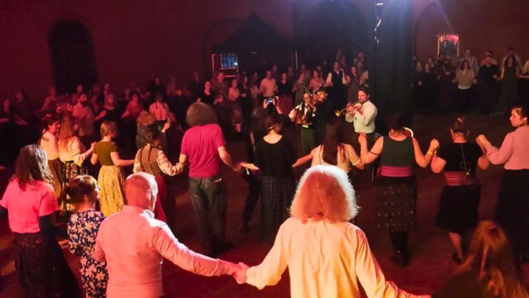 Kapela Szépszerével grająca muzykę czango na dużej scenie Festiwalu Wszystkie Mazurki Świata 2026 w Warszawie.